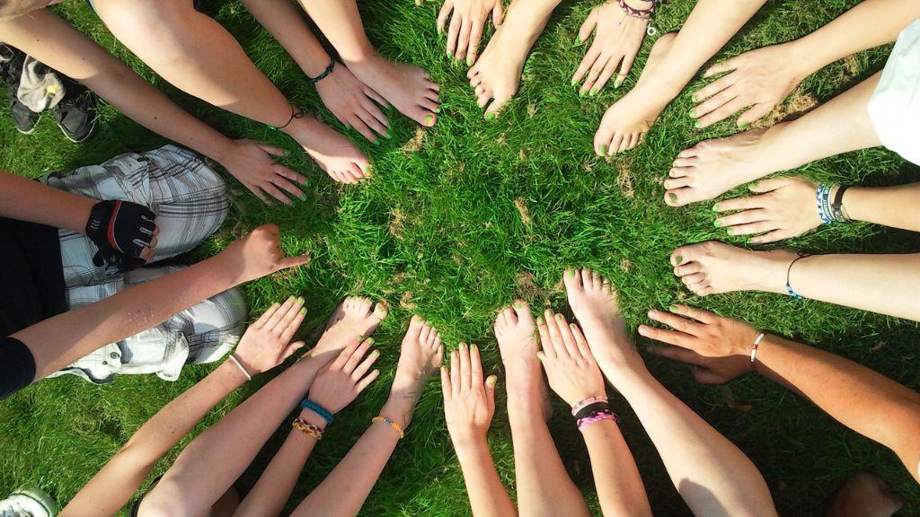 La loyauté à un groupe est inscrite dans nos gènes depuis les débuts de l’humanité pour beaucoup de raison.