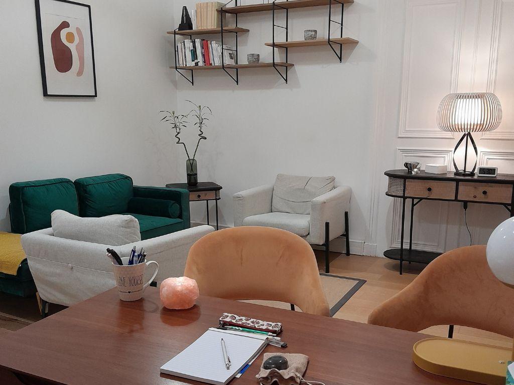 Vue de l’intérieur du cabinet de sophrologie à Paris, montrant un espace calme et chaleureux pour les séances individuelles.
