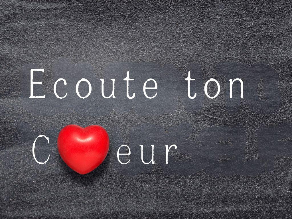 Ardoise sur laquelle est écrit « Écoute ton cœur » à la craie, illustrant les origines de la sophrologie et l’écoute de soi.