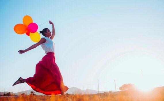 Gestion du stress par la sophrologie : femme courant dans la nature pour retrouver son équilibre, un apaisement durable et une meilleure qualité de vie